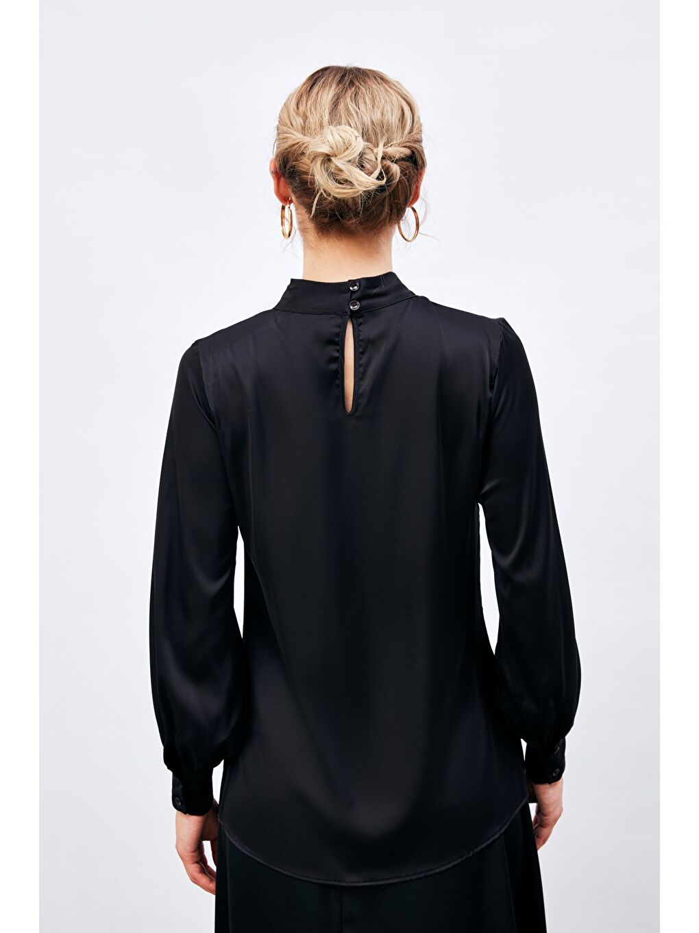 Yaka Detaylı Saten Bluz - Siyah-5