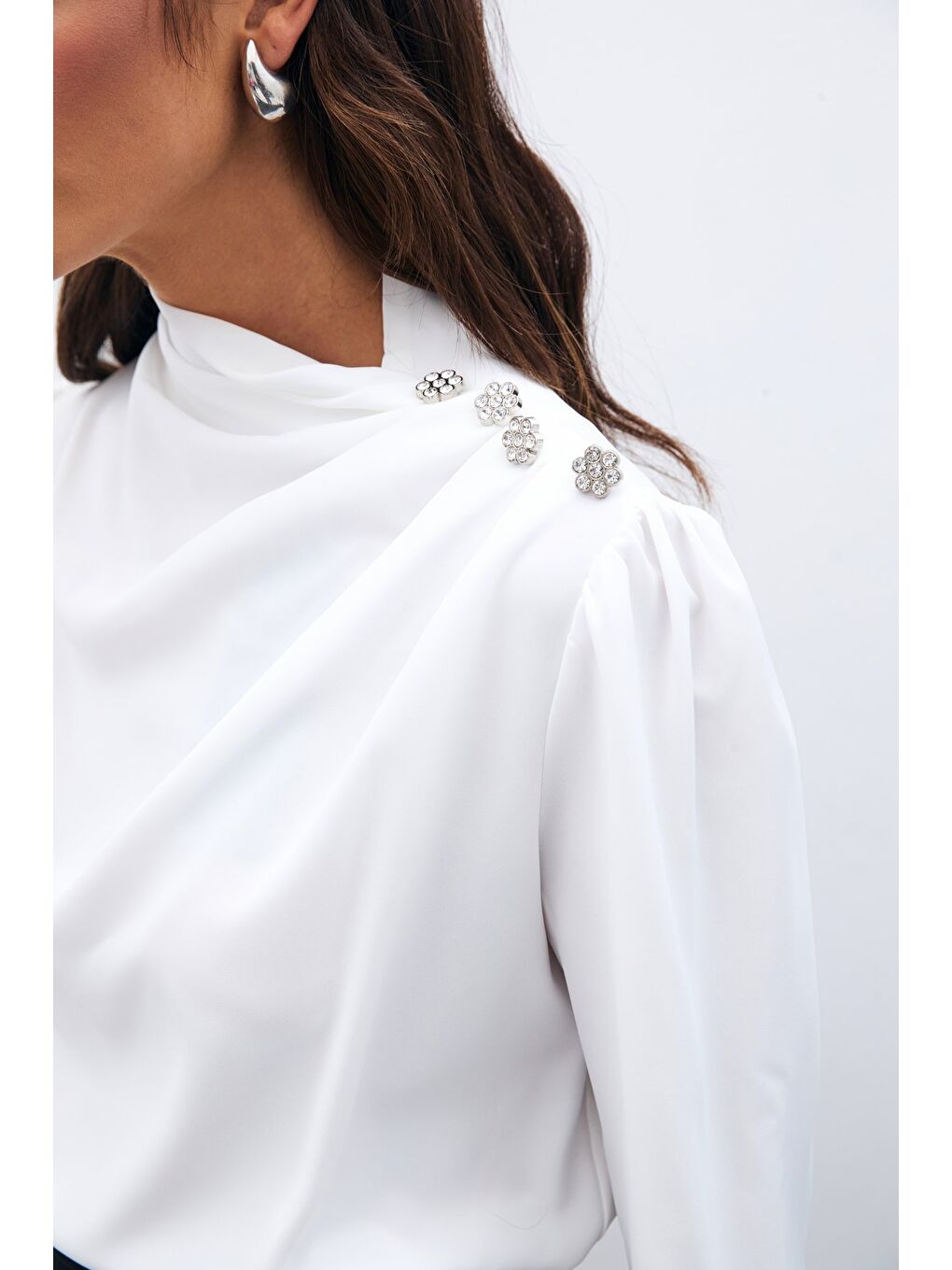 Düğmeleri Taş Detaylı Bluz - Ekru-4
