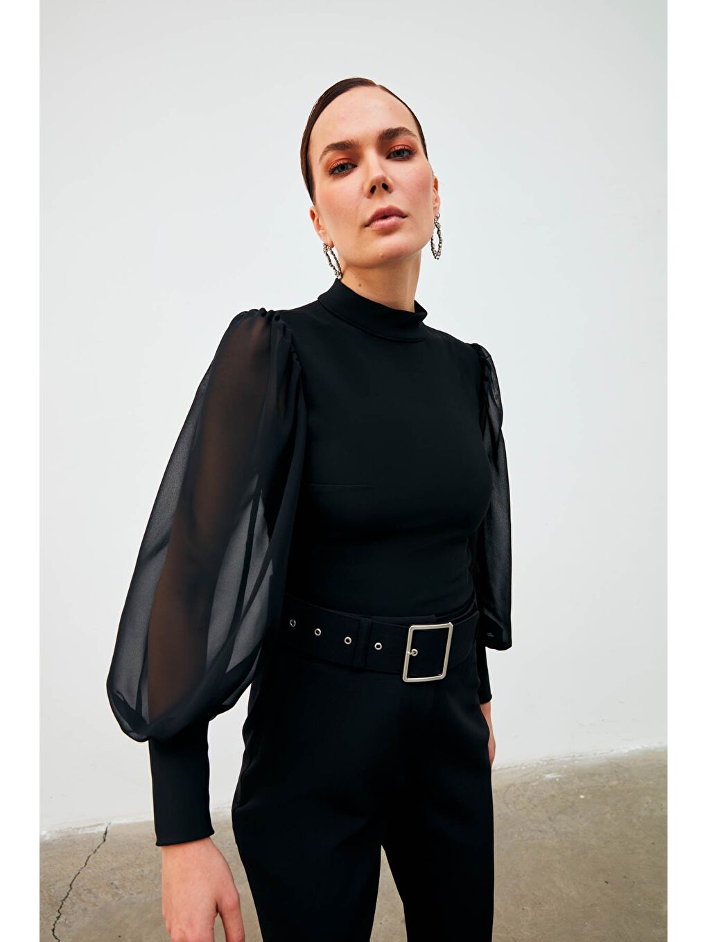 Dik Yaka Şifon Kol Detaylı Bluz - Siyah