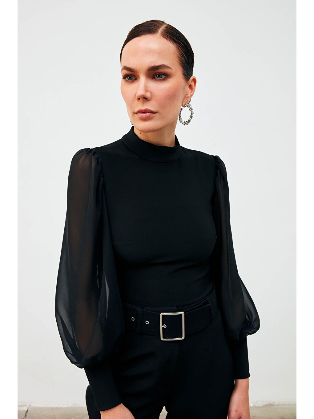 Dik Yaka Şifon Kol Detaylı Bluz - Siyah-1