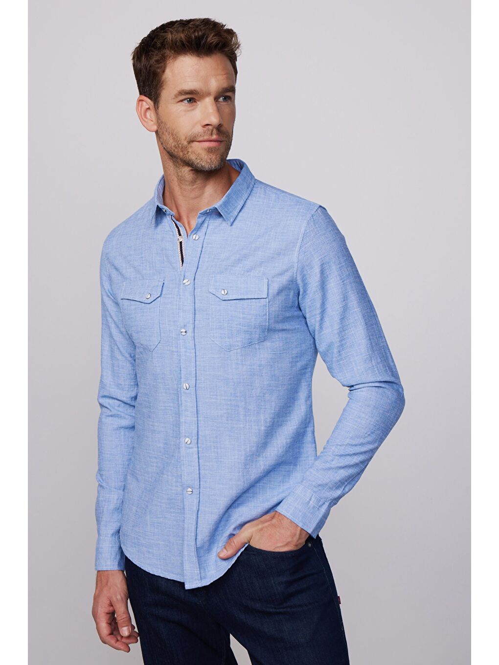 Slim Fit Çift Cep Kapaklı Çıtçıtlı Biyeli Pamuk Keten Mavi Erkek Gömlek