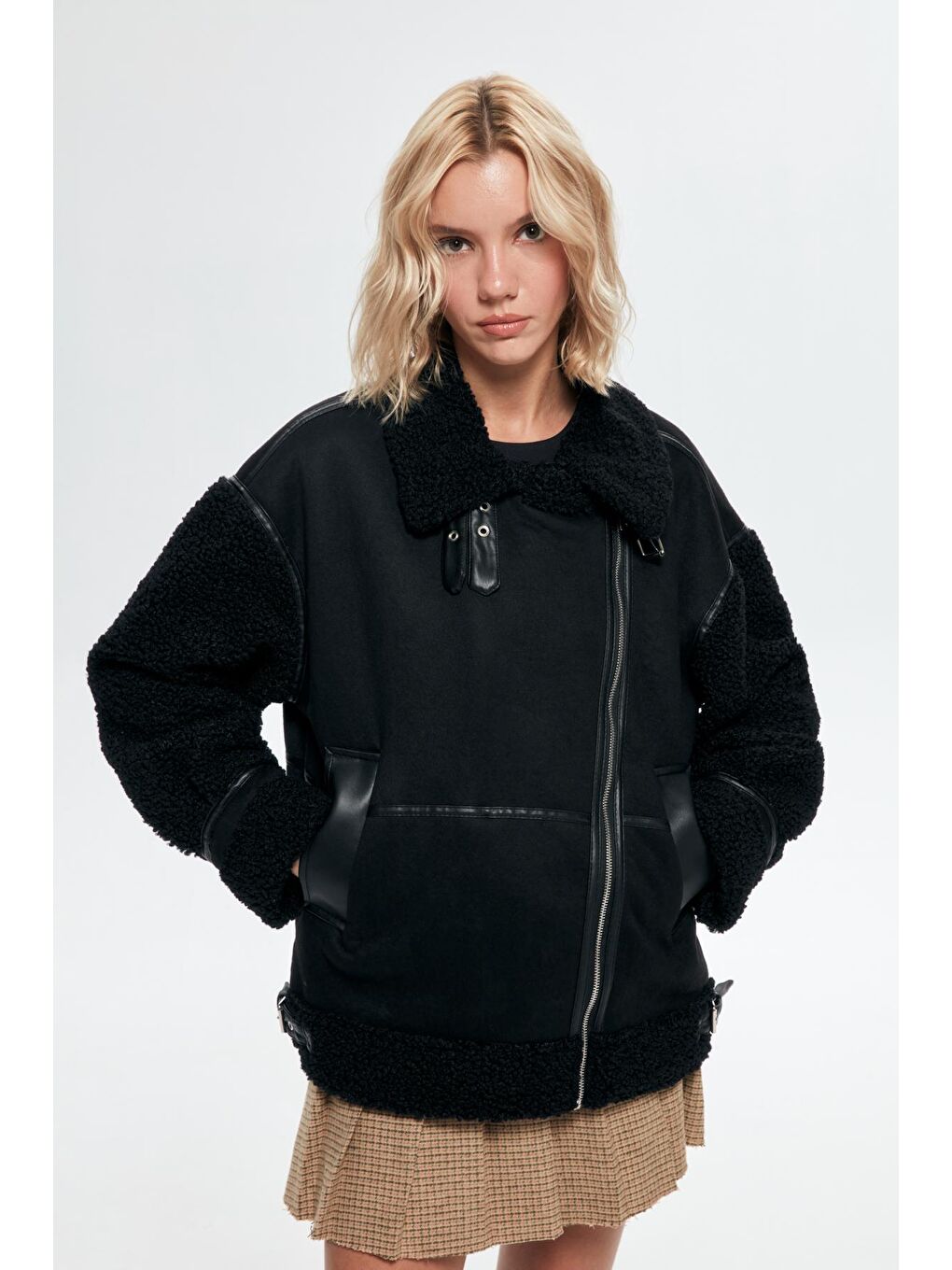 Kolları Peluş Detaylı Kaşe Kısa Kaban Siyah