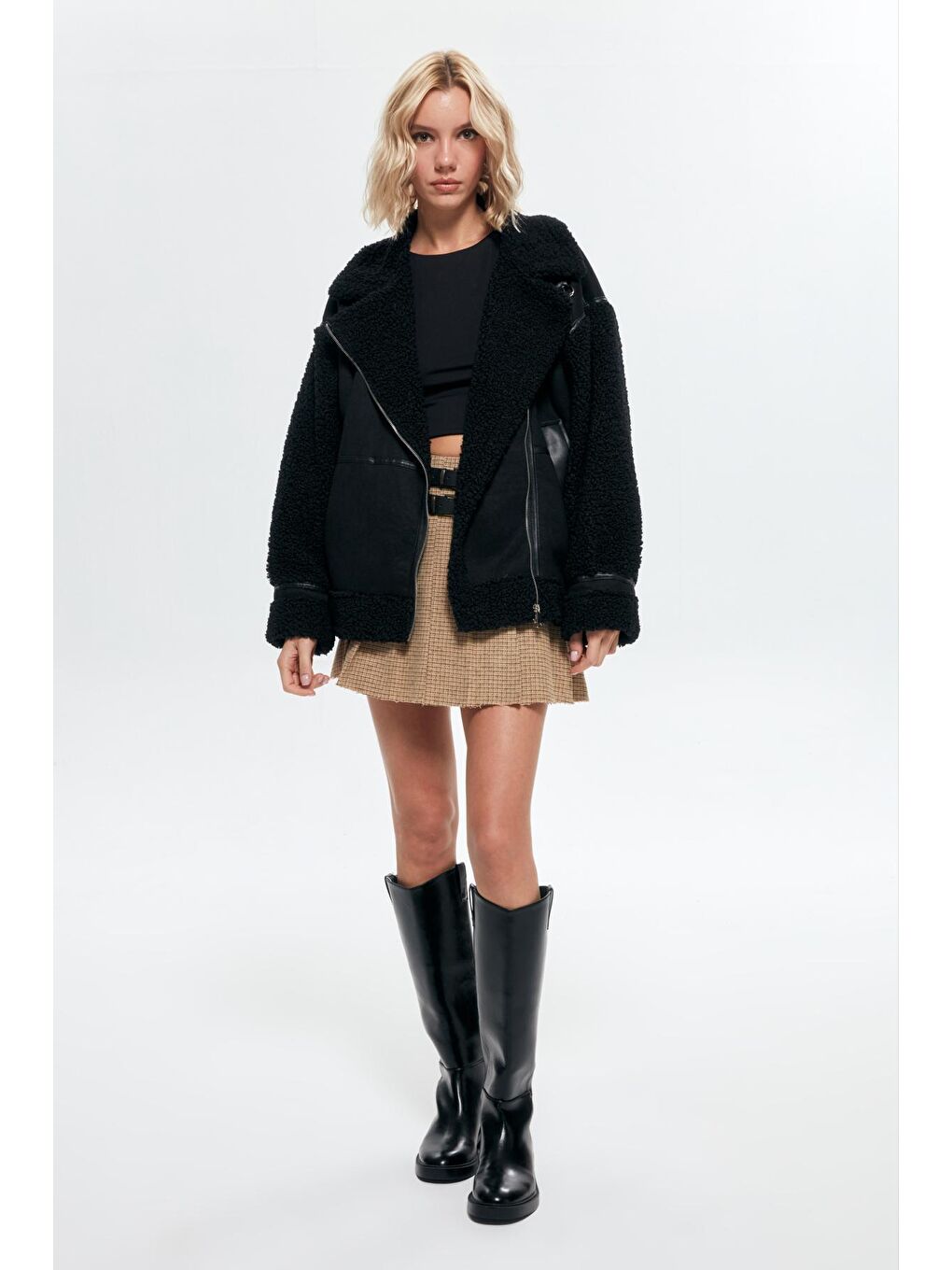 Kolları Peluş Detaylı Kaşe Kısa Kaban Siyah-2