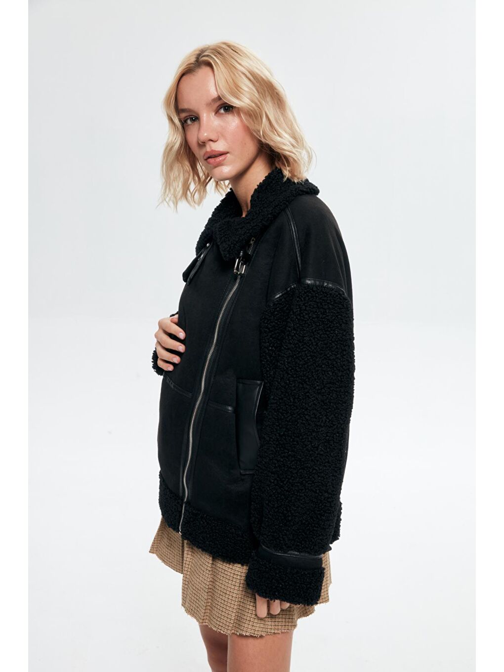 Kolları Peluş Detaylı Kaşe Kısa Kaban Siyah-3