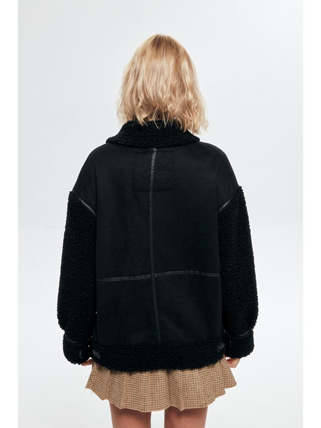 Kolları Peluş Detaylı Kaşe Kısa Kaban Siyah-4