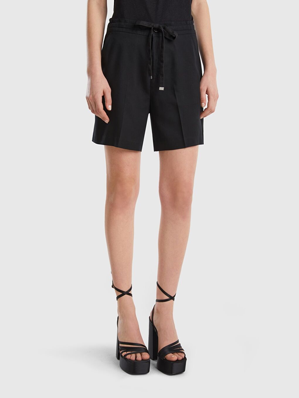 Kadın Siyah %100 Liyosel Beli İpli Şort