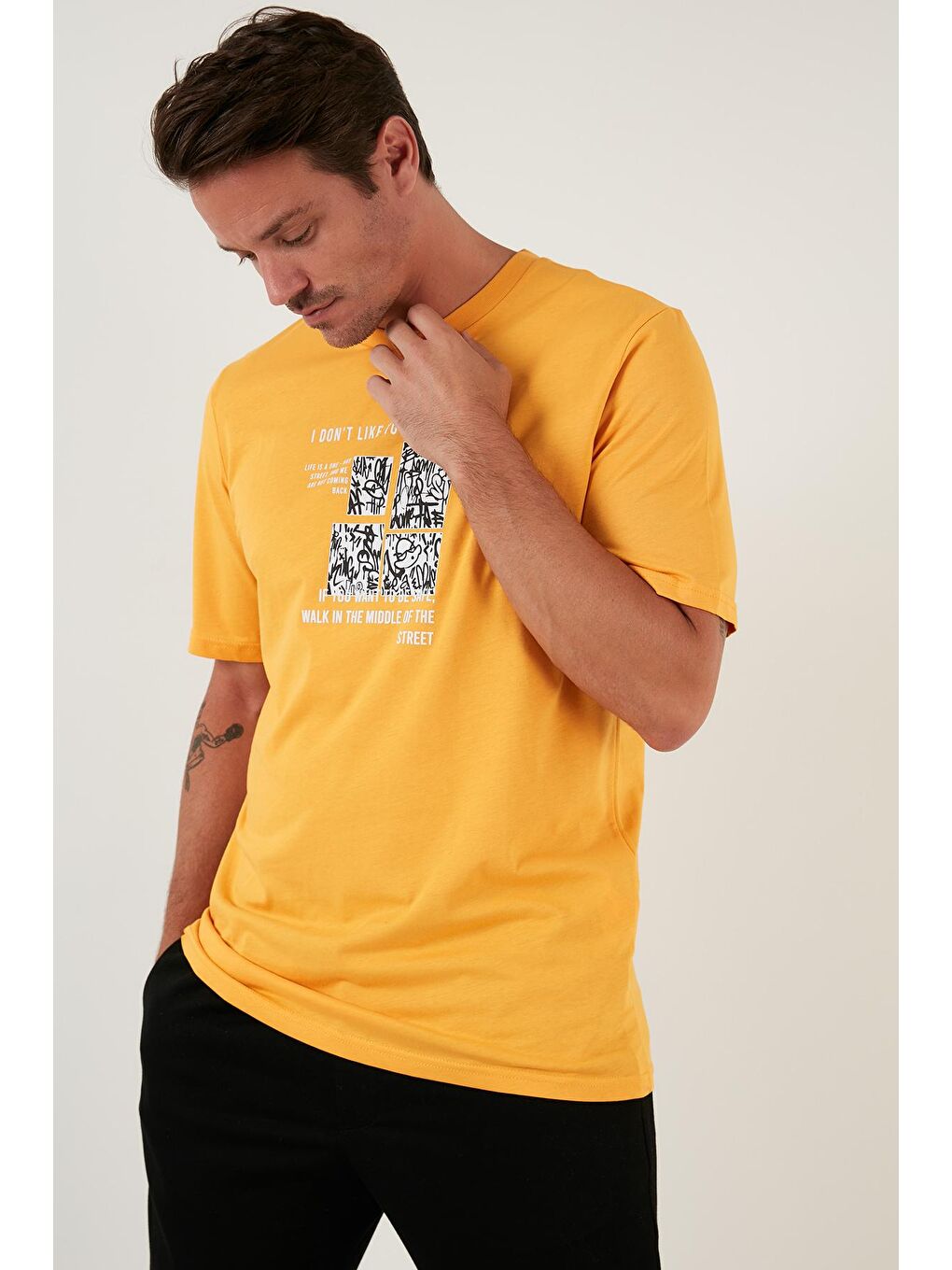 Sarı Baskılı Regular Fit Bisiklet Yaka %100 Pamuk Tişört 5727404-1