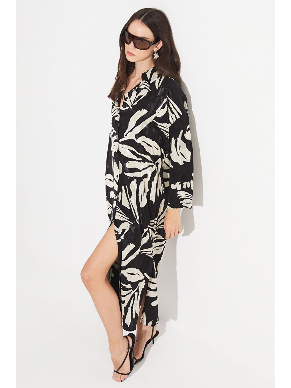Siyah Kadın Exclusive Regular Normal Kalıp Rayon Karışımlı Yaprak Desenli Gömlek Elbise-4