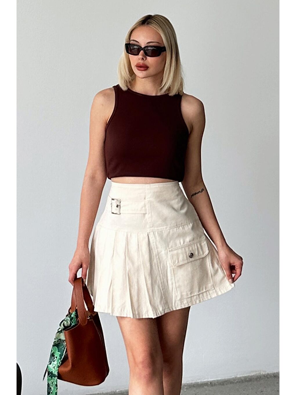 Bej Kemer Detaylı Tek Cepli Pileli Mini Etek