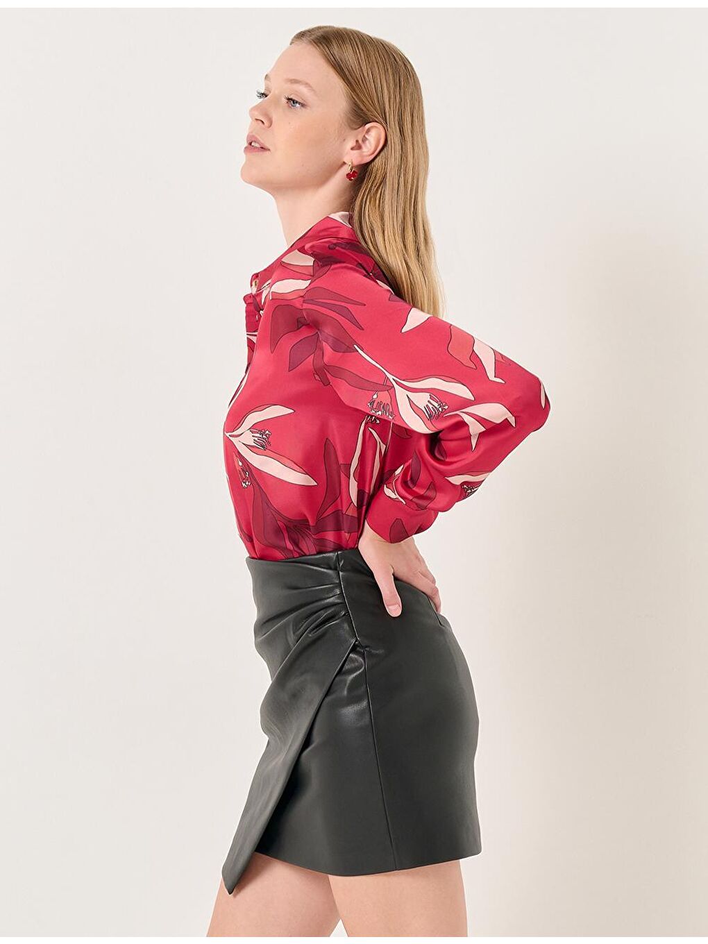 Siyah Dar Kesim Asimetrik Mini Deri Etek-2