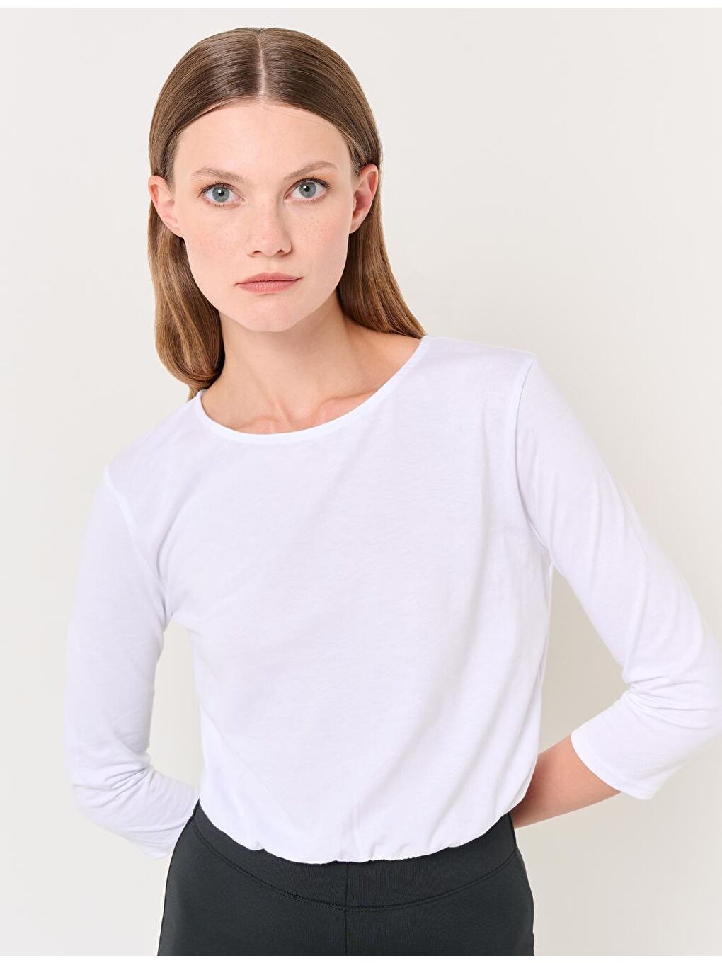 Beyaz Truvakar Kol Yuvarlak Yaka Pamuklu Tişört-1