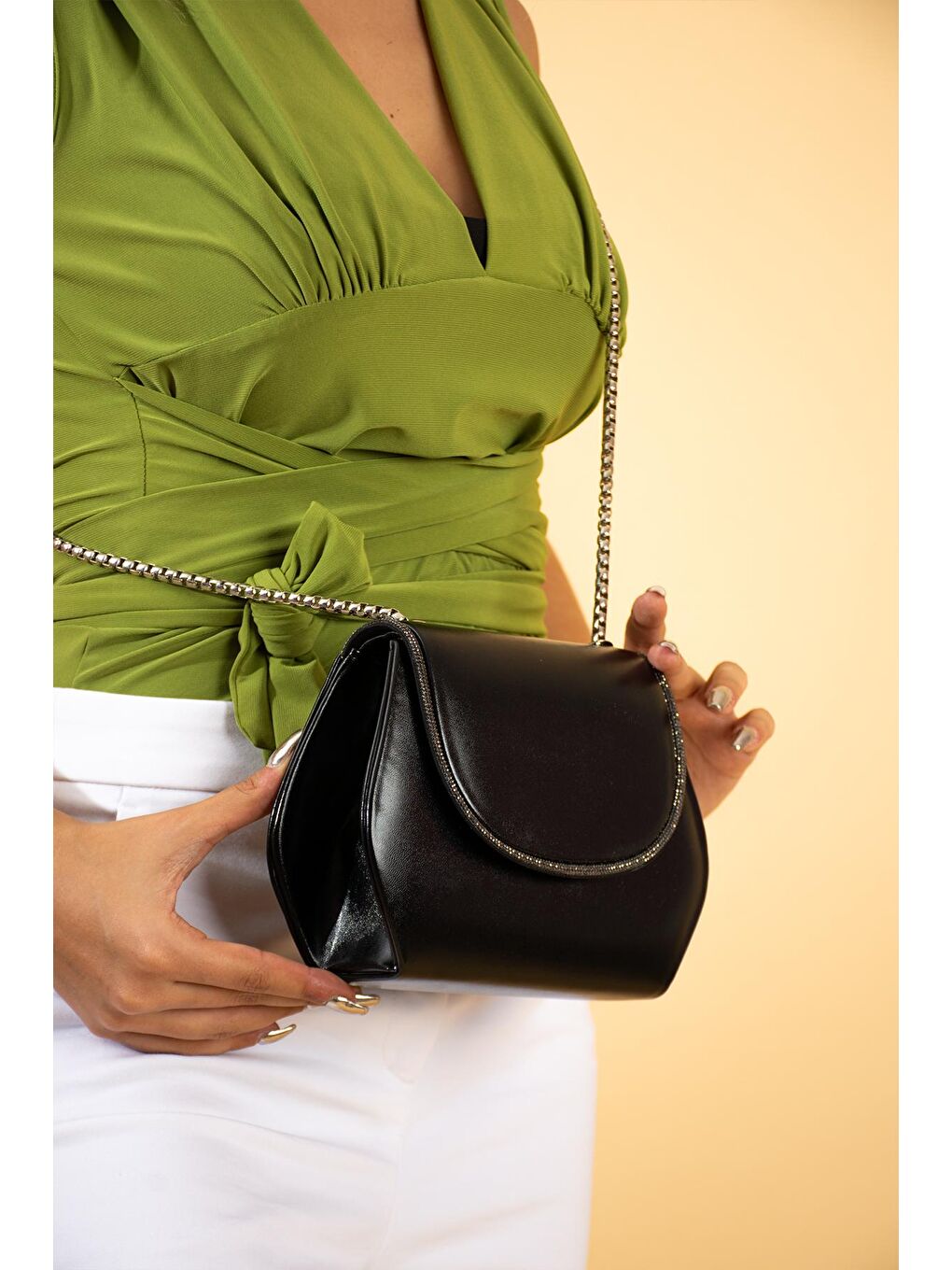 Siyah Parlak Deri Taş Detaylı Zincir Askılı Kadın Omuz Çantası BAG488-23-1