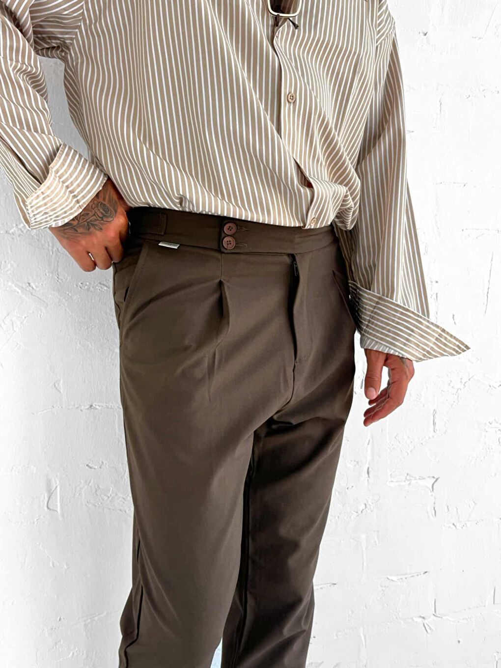 Erkek Ayarlanabilir Tokalı Pileli Kumaş Pantolon Kahverengi-3