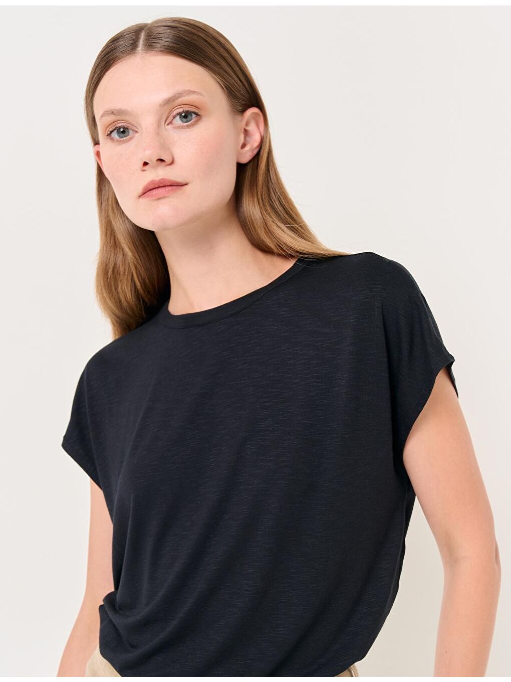 Siyah Bisiklet Yaka Kolsuz Düz Tişört-1