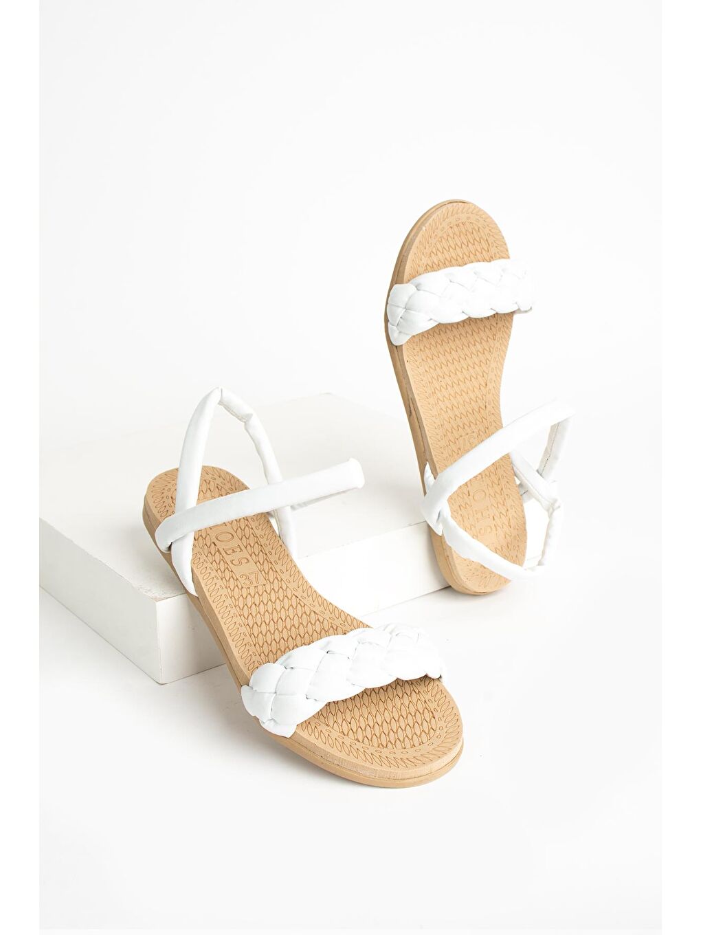 Beyaz Örgülü Rahat Taban Kadın Sandalet 41-30-22-3