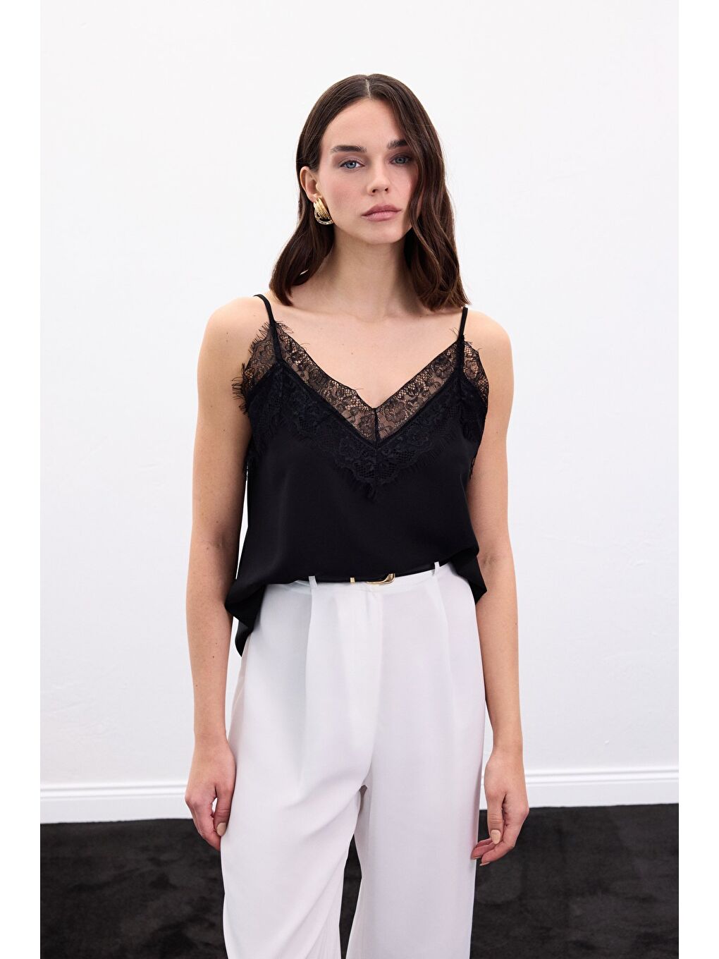 Dantel Detaylı Askılı Bluz - Siyah-1