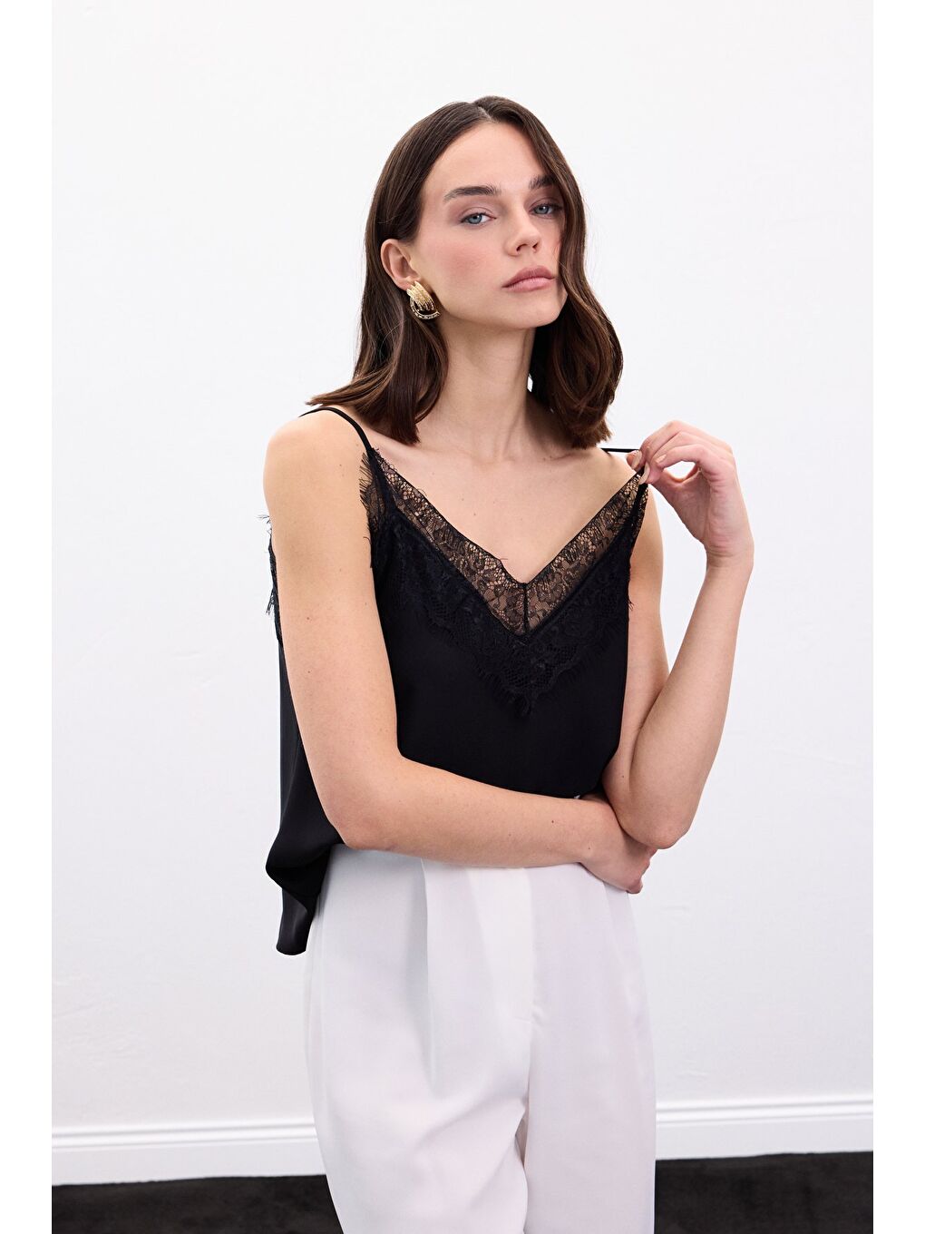 Dantel Detaylı Askılı Bluz - Siyah-2