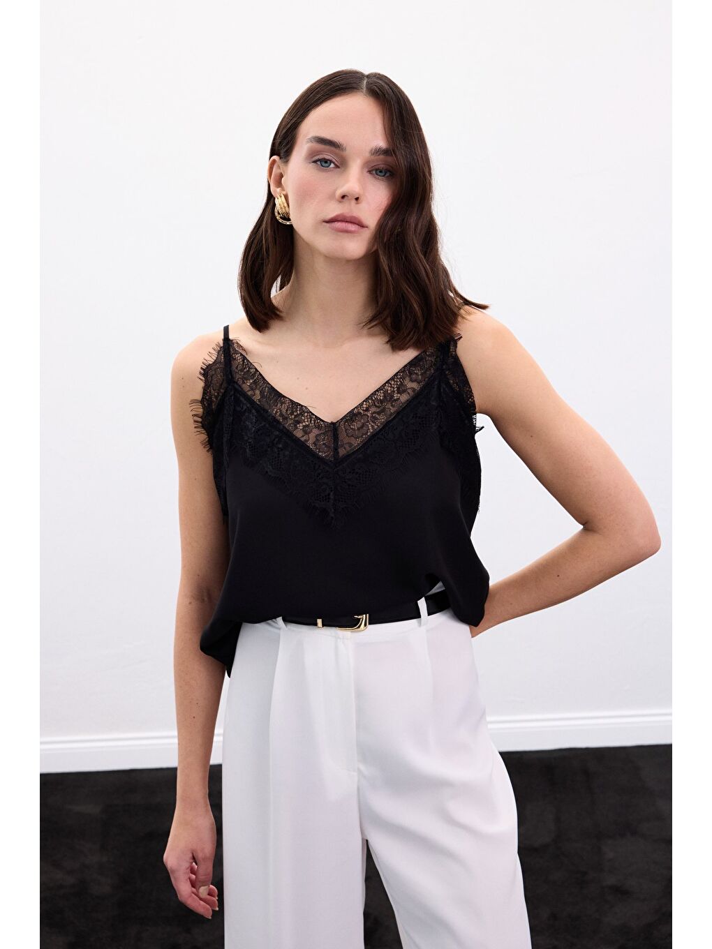 Dantel Detaylı Askılı Bluz - Siyah-3