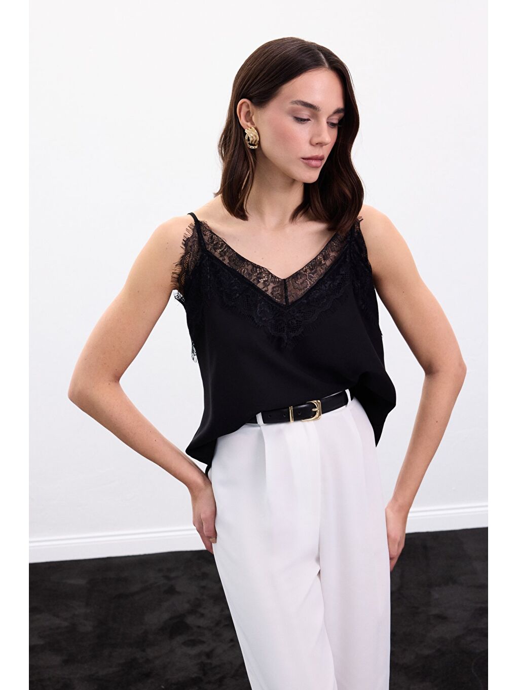 Dantel Detaylı Askılı Bluz - Siyah-4