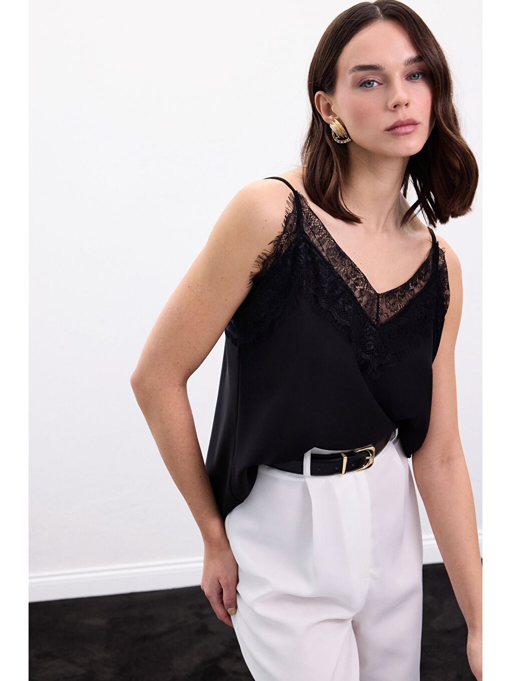 Dantel Detaylı Askılı Bluz - Siyah-5