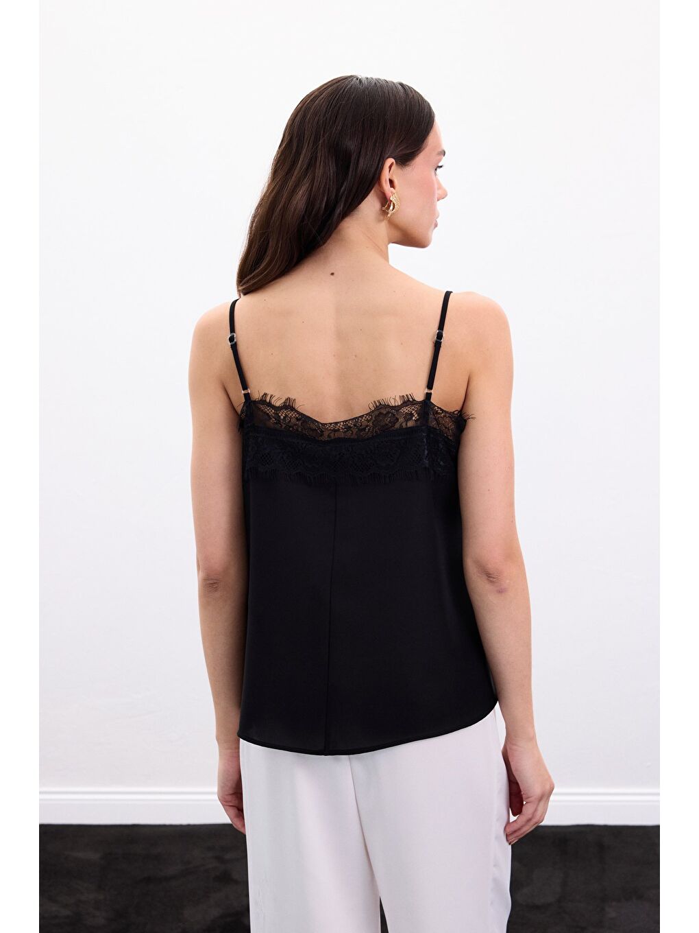 Dantel Detaylı Askılı Bluz - Siyah-6