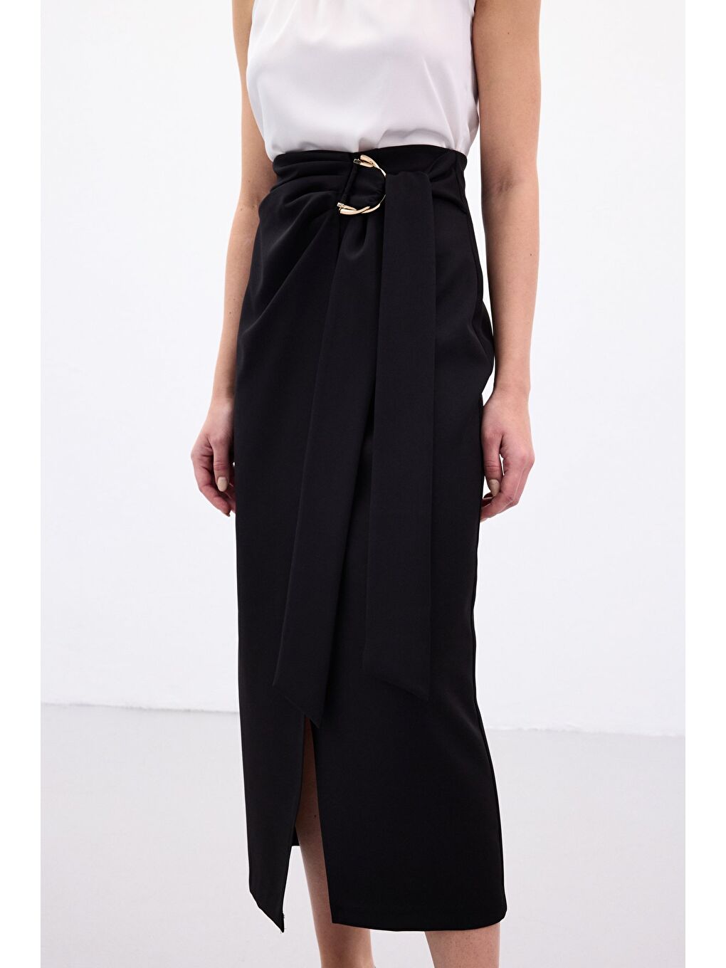 Aksesuar Kuşaklı Yırtmaçlı Etek - Siyah-3