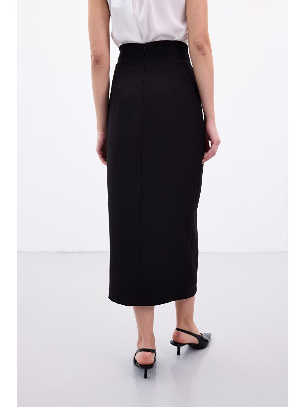 Aksesuar Kuşaklı Yırtmaçlı Etek - Siyah-4