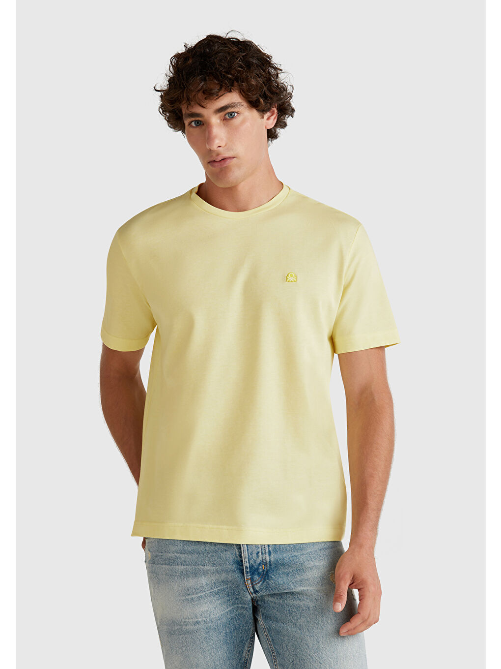 Erkek Açık Sarı %100 Pamuk Göğsü Yama Logo İşlemeli Bisiklet Yaka Tişört-1