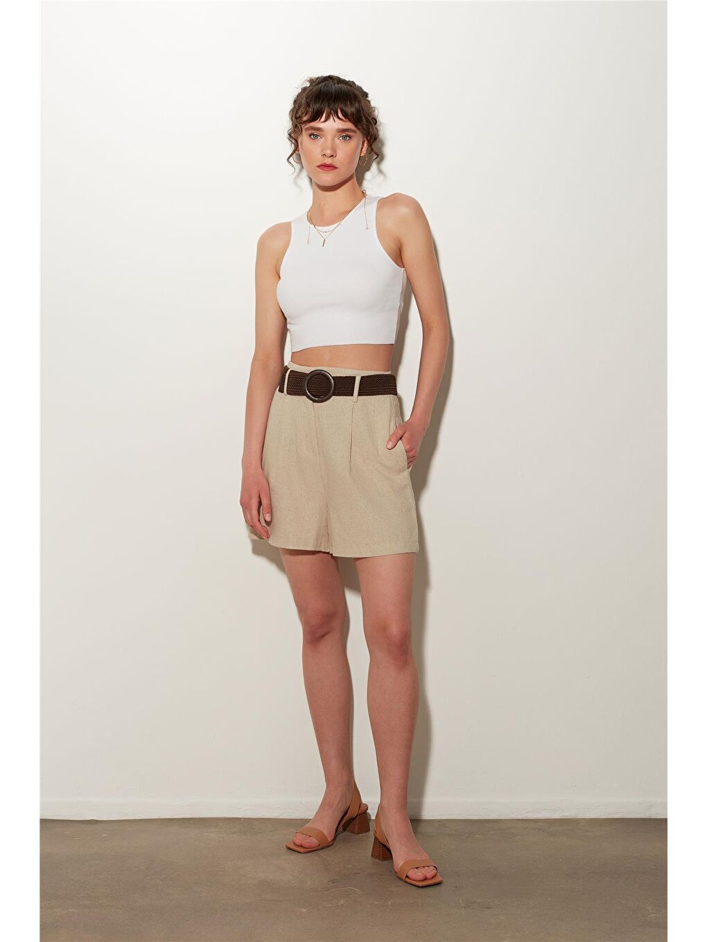 Bej Keten Karışımlı Kemerli Mini Şort