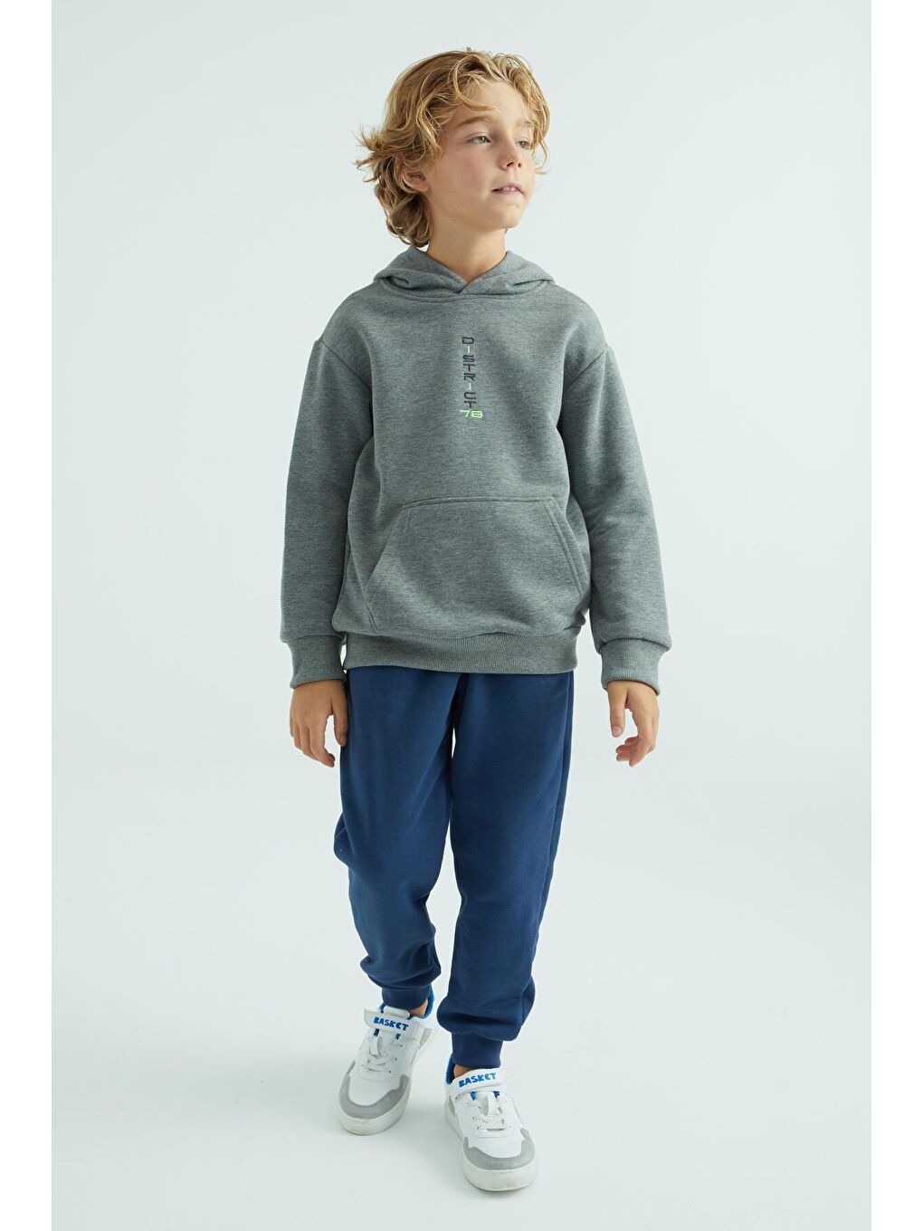 TOMMYLIFE Gri Melanj Ön Ve Kapüşon Yazı Detaylı Standart Kalıp Erkek Çocuk Sweatshirt - 11037 - 1