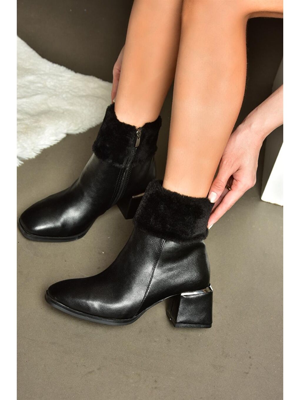 R2410491 Siyah Kadın Bot