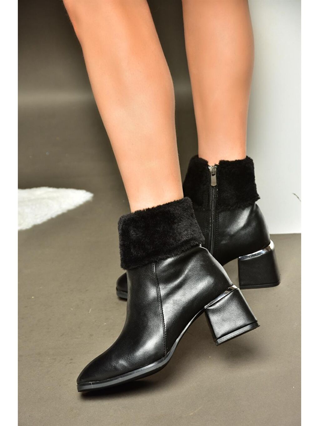 R2410491 Siyah Kadın Bot-1
