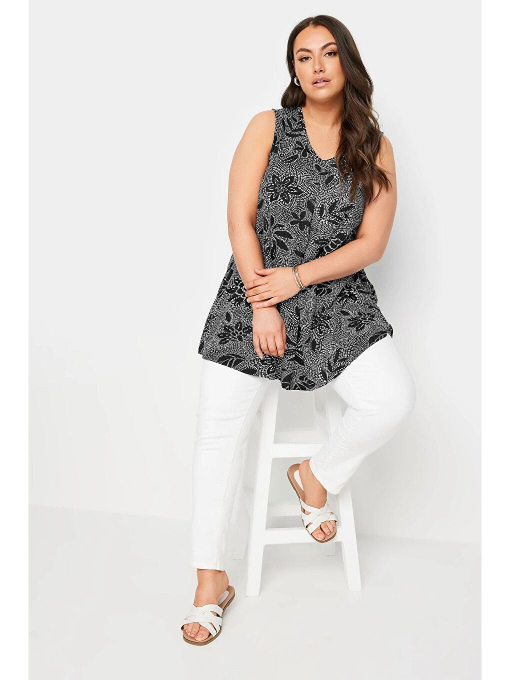 Siyah Büyük Beden Kolsuz V Yaka Desenli Elastanlı Bluz 321773-6