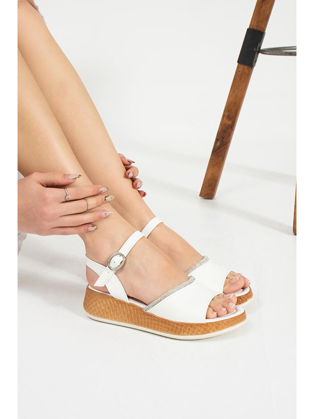 Beyaz Kadın Taşlı Sandalet
