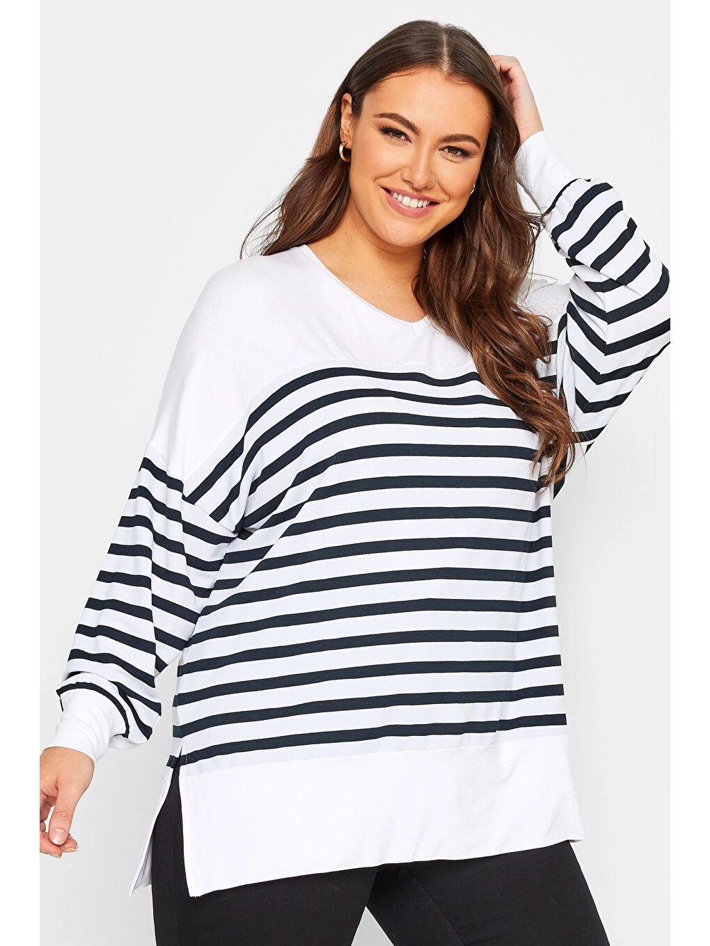 Beyaz Büyük Beden V Yaka Uzun Kollu Yırtmaç Detaylı Tişört 301620