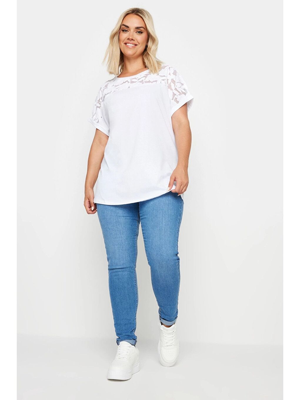 Beyaz Büyük Beden Bisiklet Yaka Tül Detaylı Kısa Kollu Tişört 321926-2