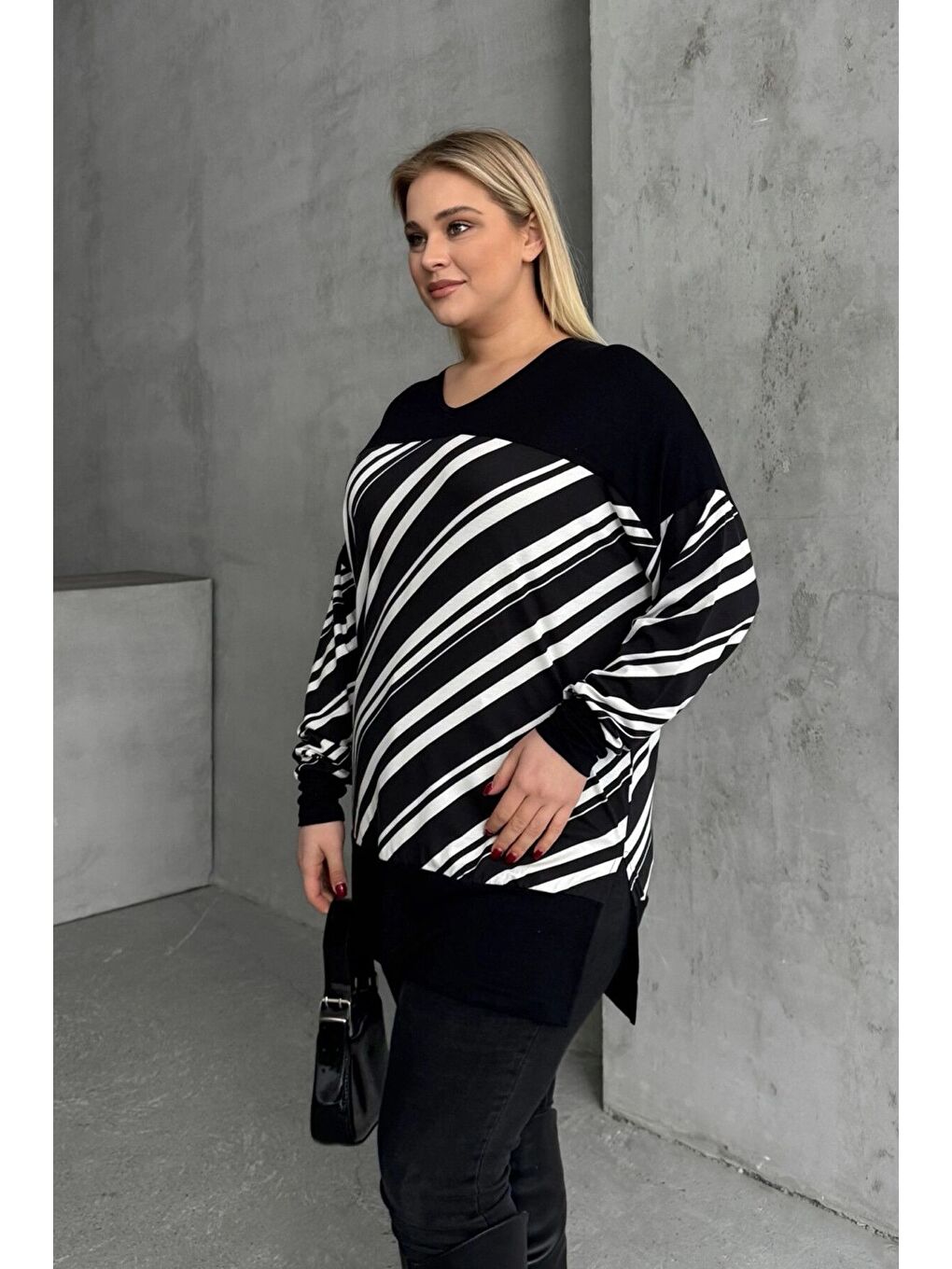 Siyah Büyük Beden V Yaka Uzun Kollu Bileği Lastikli Yırtmaçlı Bluz 303085-2