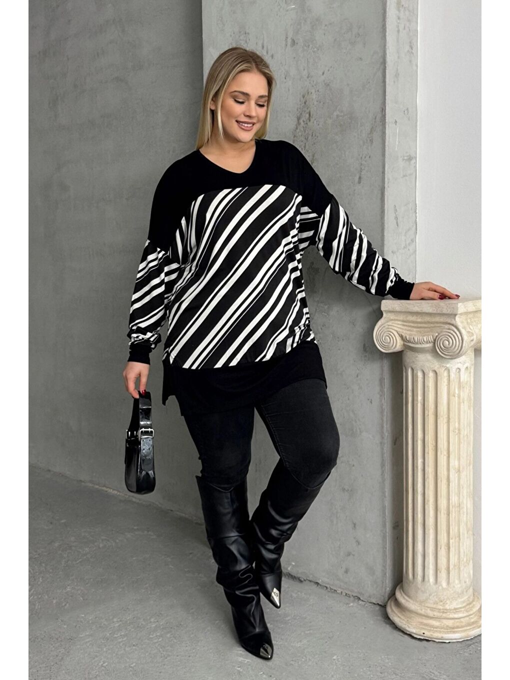 Siyah Büyük Beden V Yaka Uzun Kollu Bileği Lastikli Yırtmaçlı Bluz 303085-6