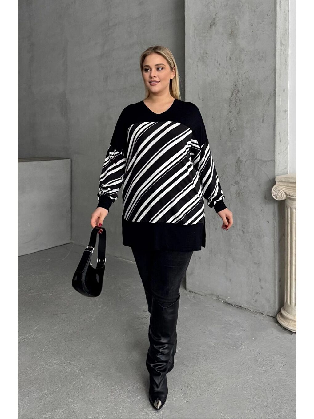 Siyah Büyük Beden V Yaka Uzun Kollu Bileği Lastikli Yırtmaçlı Bluz 303085-8