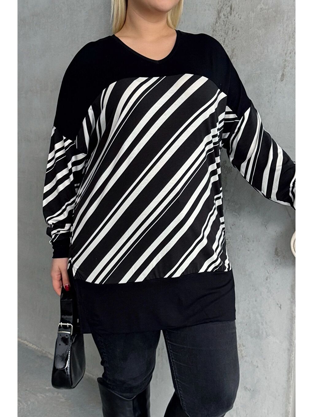 Siyah Büyük Beden V Yaka Uzun Kollu Bileği Lastikli Yırtmaçlı Bluz 303085-10