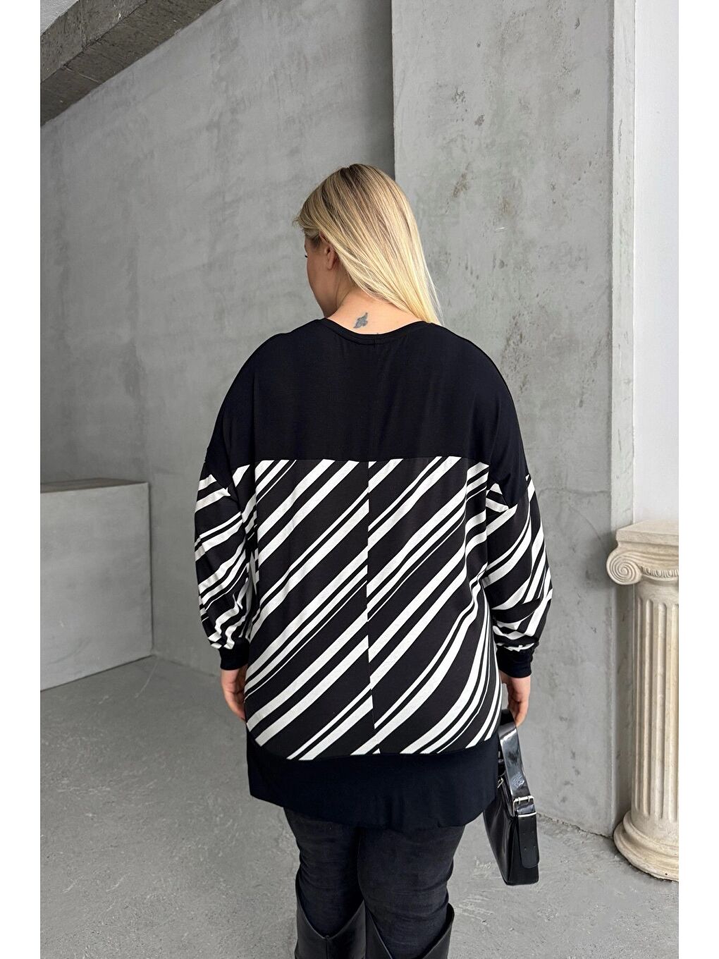 Siyah Büyük Beden V Yaka Uzun Kollu Bileği Lastikli Yırtmaçlı Bluz 303085-11