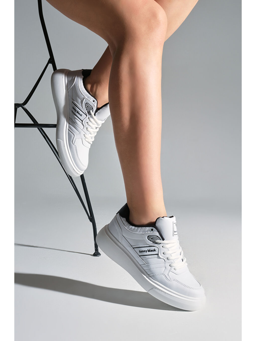 Kadın Beyaz Siyah Yüksek Poli Taban Yanı Şeritli Bağcıklı Spor Ayakkabı-1