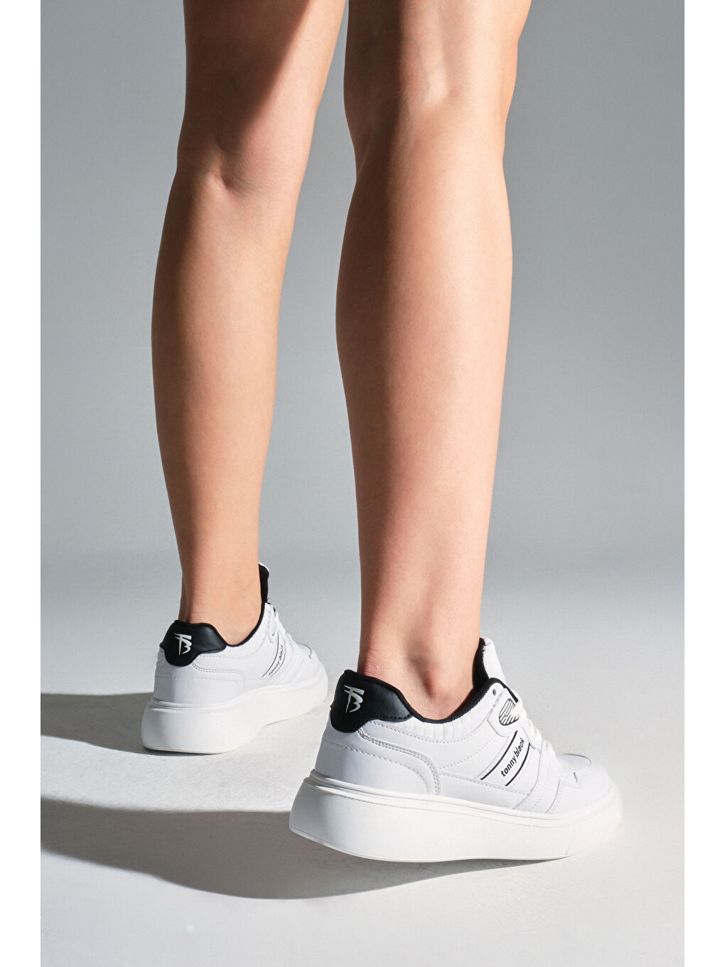 Kadın Beyaz Siyah Yüksek Poli Taban Yanı Şeritli Bağcıklı Spor Ayakkabı-4