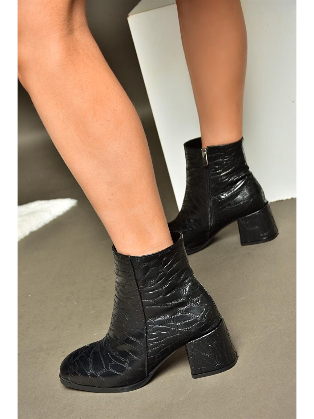 R2410458 Siyah Kadın Bot-1