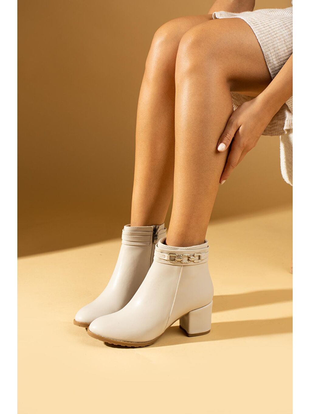 Ekru Zincir Detaylı Fermuarlı Kalın Topuklu Kadın Bot 018-303-23Cilt-1