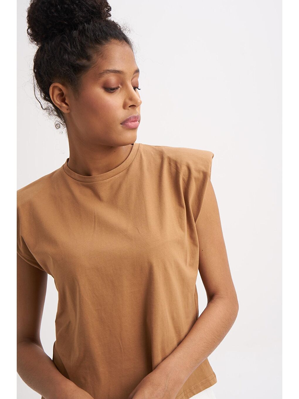 Vatkalı Kolsuz Basic Tişört Kahverengi-1