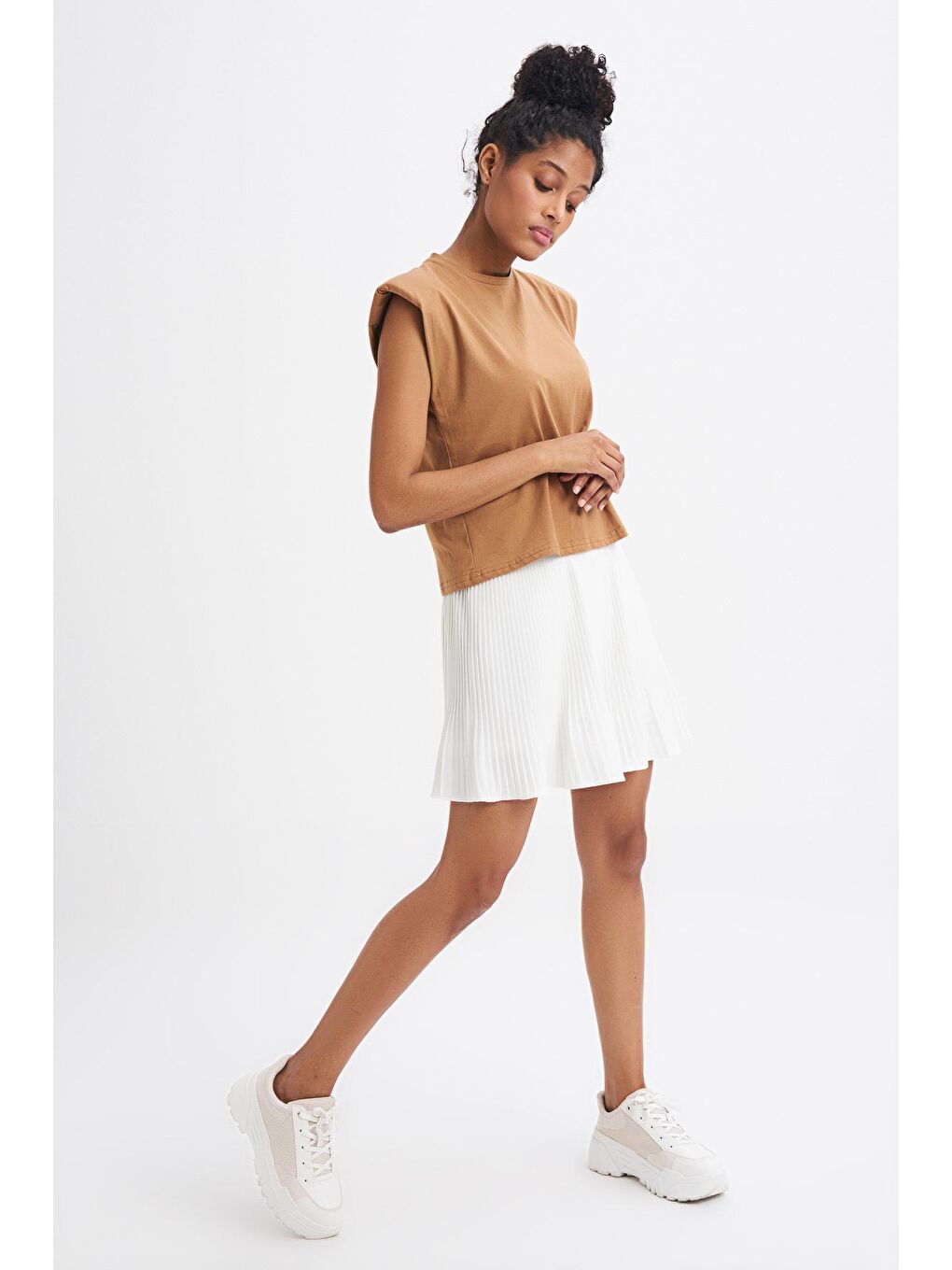 Vatkalı Kolsuz Basic Tişört Kahverengi-2