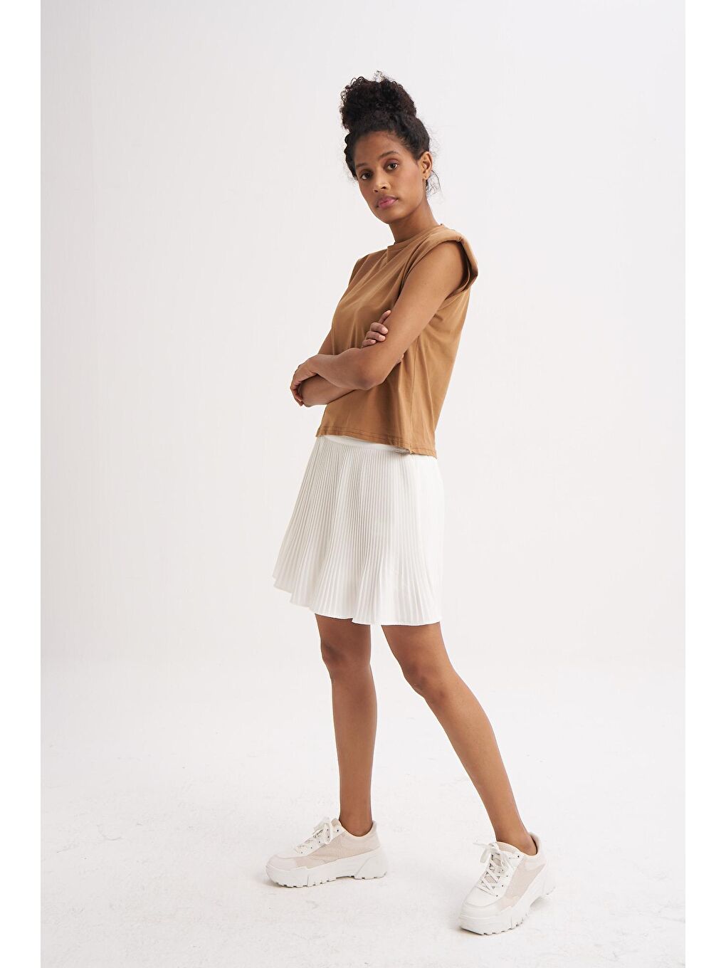 Vatkalı Kolsuz Basic Tişört Kahverengi-3