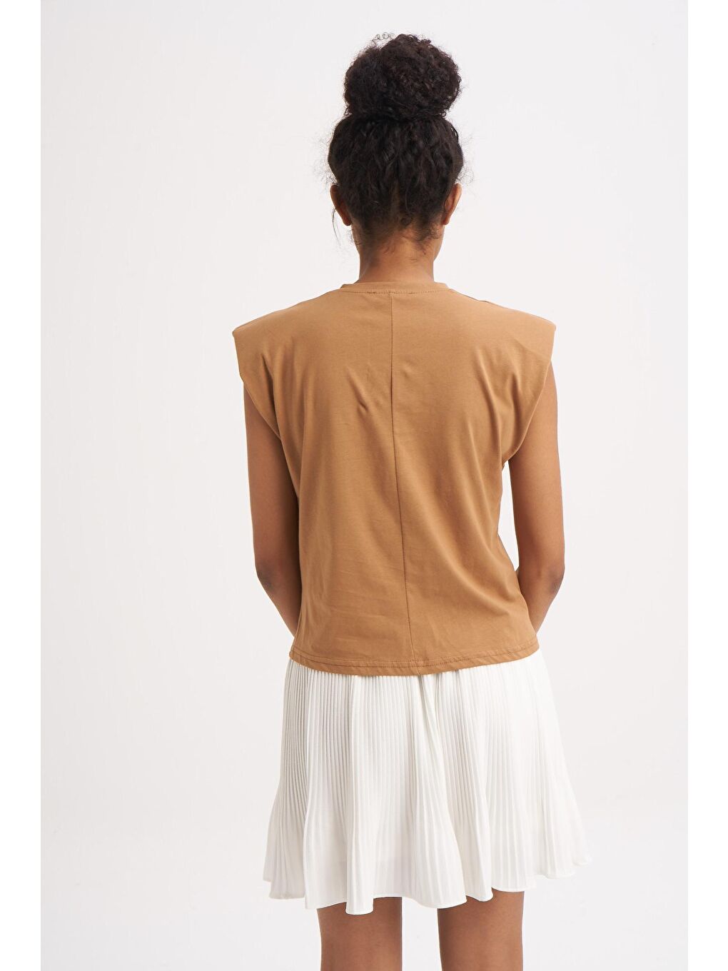 Vatkalı Kolsuz Basic Tişört Kahverengi-4