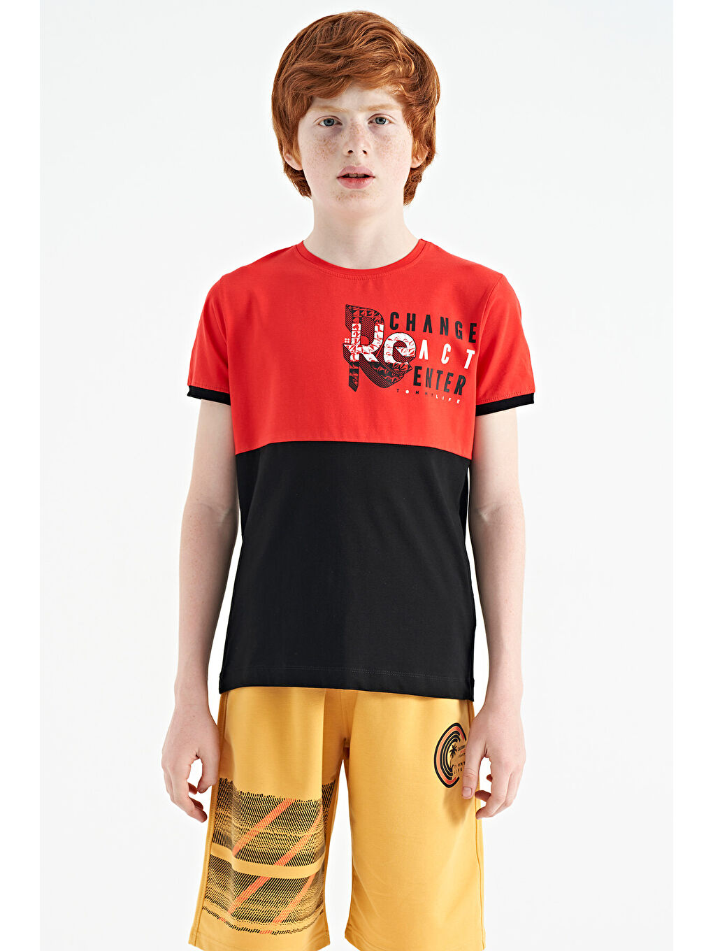 Kırmızı Fiesta Baskı Detaylı Renk Bloklu Standart Kalıp O Yaka Erkek Çocuk Tişört - 11107